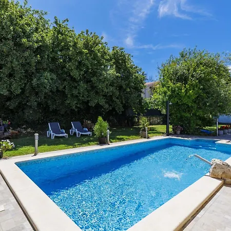 Pinezici-1 By Interhome * Marčana