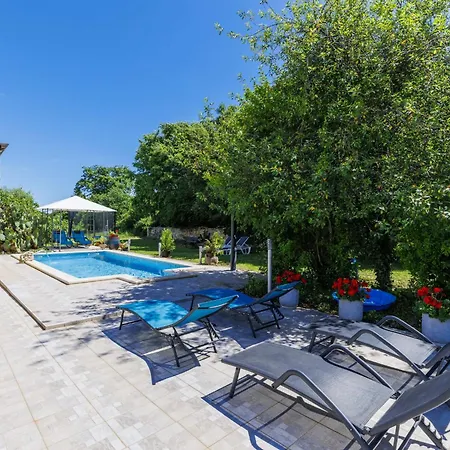 Pinezici-1 By Interhome * Marčana